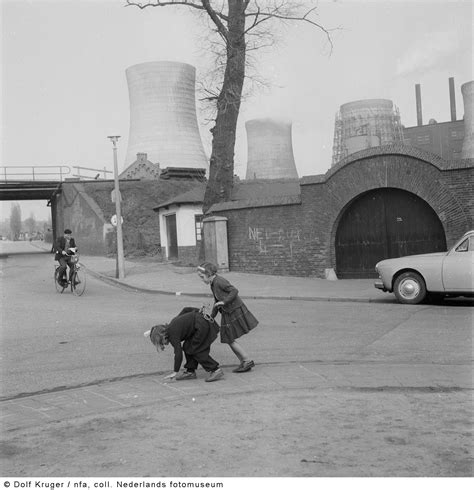 Spelende kinderen in een mijnwerkerskolonie, Hoensbroek (1957) Holland ...