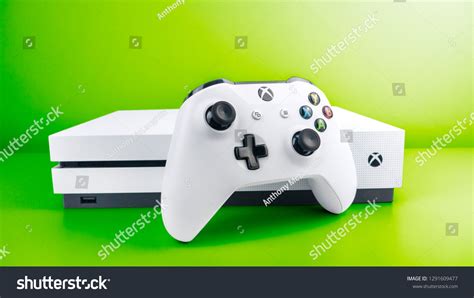 649 Xbox one s console and controller Images, Stock Photos & Vectors ...