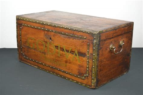 Antique Wooden Storage Trunk with Copper Details | Retro Station