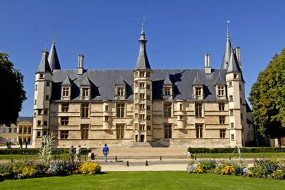 Burgundy Castles - France Travel Guide - Eupedia