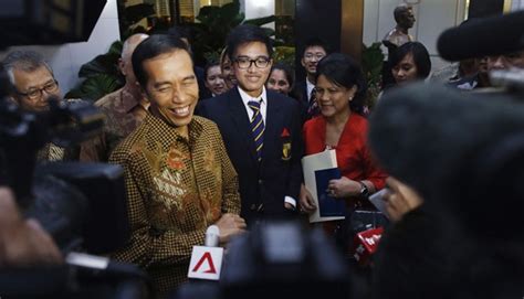 Jokowi Dines with Son at Singapore Lucky Plaza - engteco_asean_beyond Tempo.co