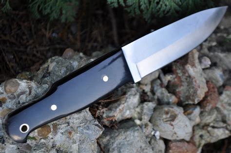 Best Bushcraft Knife: Types of Blade Material & What to Consider