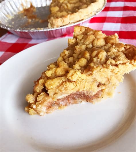 Caramel Apple Crumble Pie | The Gingham Apron