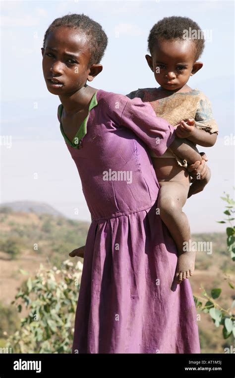 Hungry African children in Ethiopia Stock Photo - Alamy