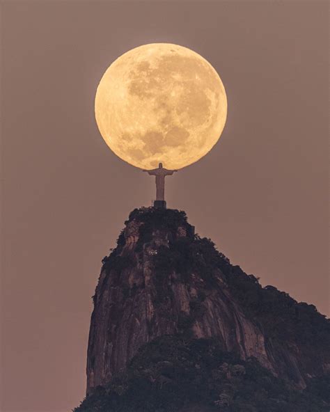 Photographer records Christ the Redeemer “embracing” the full moon and the photo goes viral ...