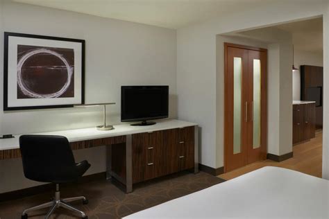 Hilton Toronto Airport Hotel & Suites - Silver Hotel Group