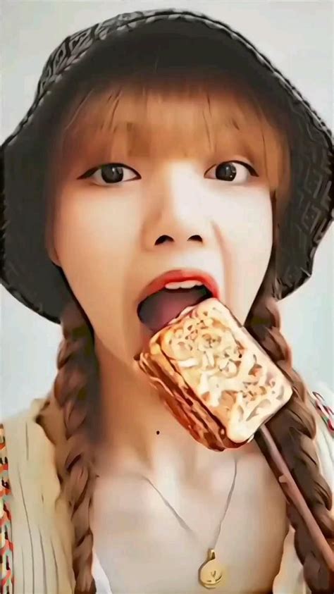 lisa eating fancam | Yummy, Food, Korean food