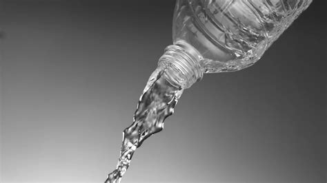 pouring-water-out-of-plastic-bottle-slow-motion_e1fxbm84x__F0002 - Federico Toledo