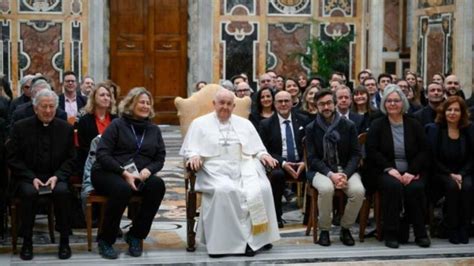 Pope Francis thanks Vatican-accredited journalists for their “constancy ...