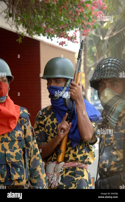 Dhaka, Bangladesh- Febrero 26, 2009: los guardias fronterizos de Bangladesh llevar pistola en su ...