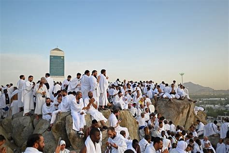 As temperatures soar, pilgrims ascend Mount Arafat for Hajj