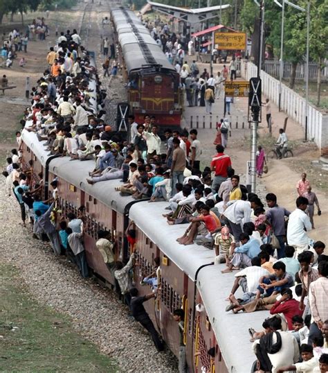 Traveling In A Crowded Train In India | Right Shot in the Right Time