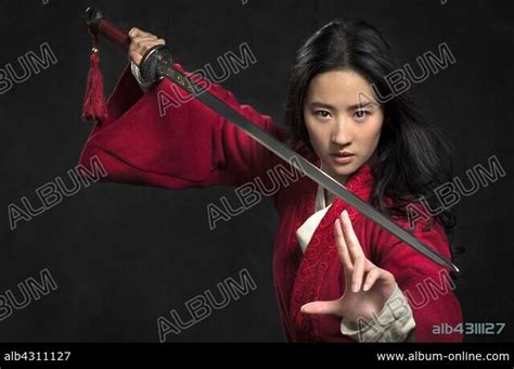 YIFEI LIU in MULAN, 2020, directed by NIKI CARO. Copyright WALT DISNEY PICTURES. - Album alb4311127