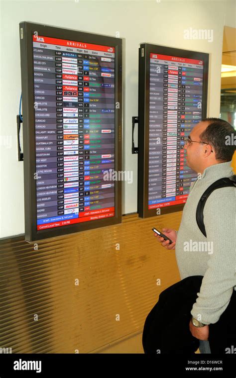 Airline arrivals hi-res stock photography and images - Alamy