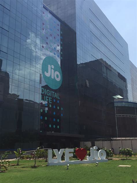 Jio highest bidder in spectrum auction, buys 4G spectrum worth ₹57,122 ...