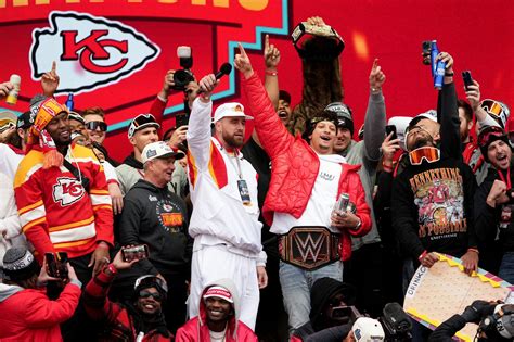 What did Patrick Mahomes and Travis Kelce do at Chiefs Super Bowl parade?