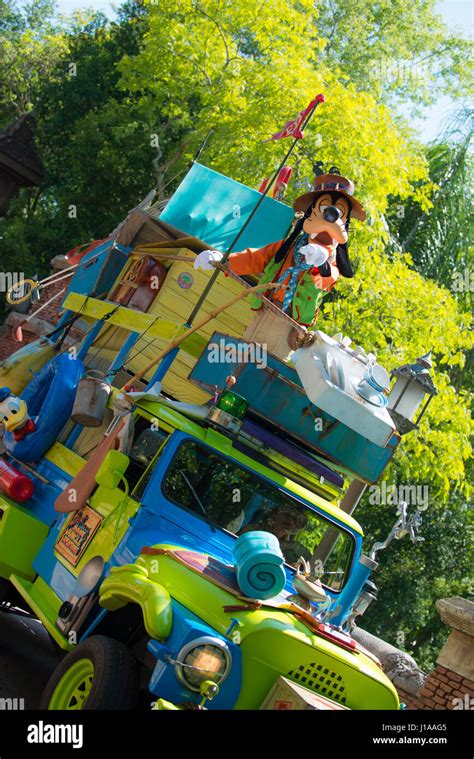 Disney world characters hi-res stock photography and images - Alamy