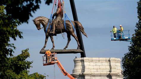 Virginia removes 12-ton Robert E. Lee statue from Richmond's Monument ...