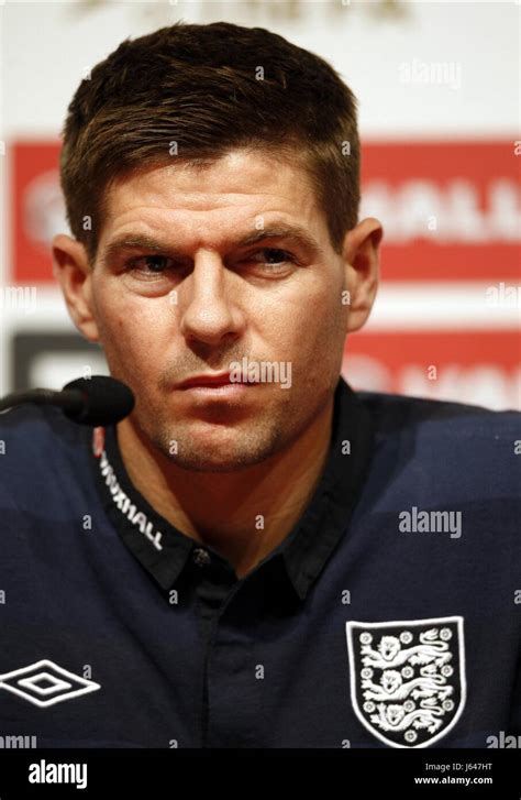 Steven gerrard england captain hi-res stock photography and images - Alamy