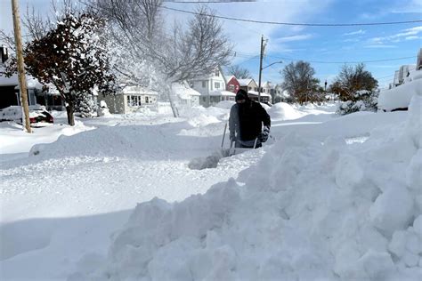 Massive snowfall buries cars, keeps falling in western NY - Hawaii Tribune-Herald