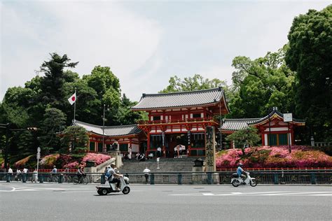 Entrance to the Yasaka Shrine, Kyoto, May 2016 [OC] : r/japanpics