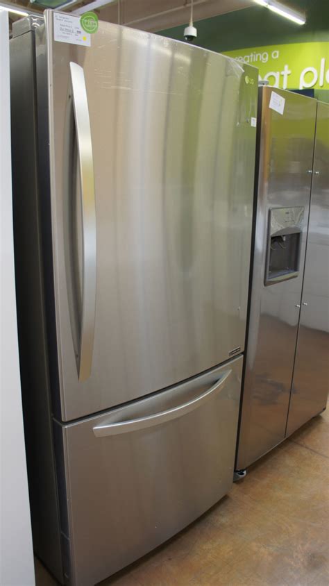 33″ LG LRDCS2603S 25.5 cu.ft. Capacity Bottom Freezer Refrigerator ...