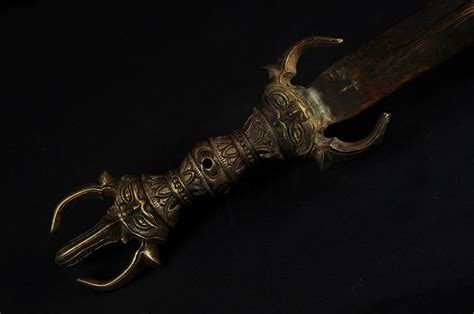 Vajra hilt of a sword Tibetan Art, Tibetan Buddhism, Buddhist Art, Claw ...