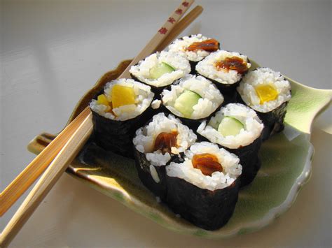 File:Maki Sushi Lunch on green leaf plate.jpg - Wikimedia Commons