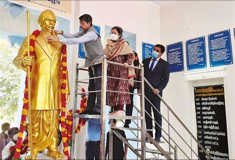 Governor pays homage to Bharathiyar statue at Ettayapuram Mani Mandapam | எட்டயபுரம் ...