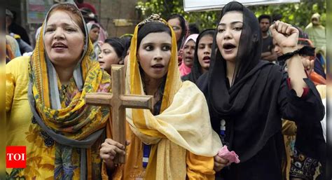 Pakistan Christians: Pakistan hands out cash to Christians who lost homes in rioting over ...