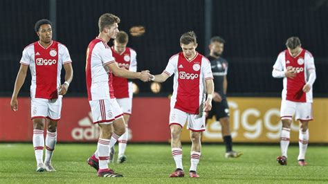 Wat Heitinga niet lukte, lukt zijn opvolger wel: winst met Jong Ajax in 2023