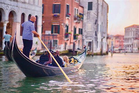 Venice Carnival :: Romantic Private Gondola Ride for Two & Dinner