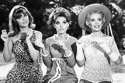 Mary Ann, Ginger, Mrs. Howell of Gilligan's Island Form the Honeybees - Easyguitarsong.com