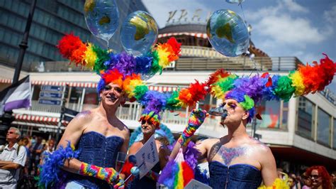 CSD-Parade in Berlin: Regenbogenfahnen, Hitze und viel nackte Haut | STERN.de