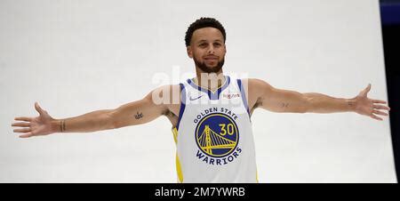 Golden State Warriors guard Stephen Curry (30) shoots ahead of Memphis Grizzlies forward Ziaire ...