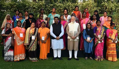 Beneficiaries of Ujjwala Yojana interact with PM Narendra Modi ...