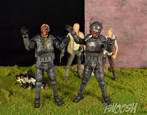 McFarlane Toys - The Walking Dead: Riot Gear Zombie and Gas Mask Riot Gear Zombie