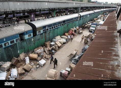 Howrah railway junction howrah station hi-res stock photography and ...