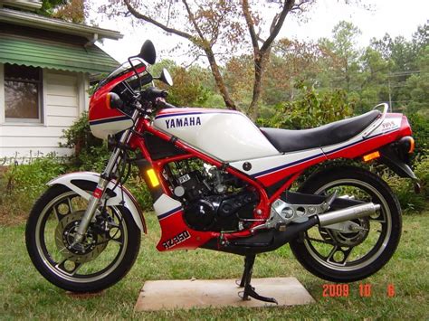 1984 Yamaha RZ 350 - Moto.ZombDrive.COM