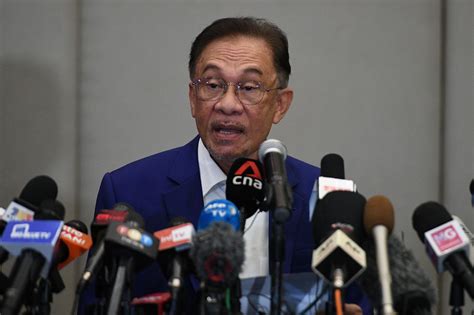 Malaysia's Anwar meets with king to oust PM Muhyiddin Yassin | Daily Sabah