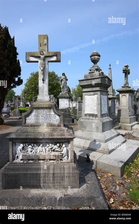 Graves at Glasnevin Cemetry Dublin Stock Photo - Alamy