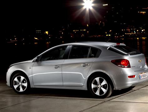 Chevrolet Cruze Hatchback Photos and Specs. Photo: Chevrolet Cruze ...