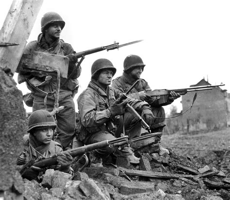 Heavily armed american soldiers during the Battle of The Bulge, January 1945. [1706 x 1480] : r ...