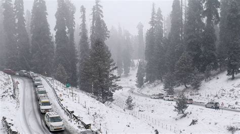 Jammu and Kashmir’s Gulmarg turns winter wonderland amid snowfall ...