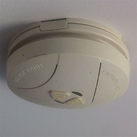 alarm - How to open this smoke detector in order to change battery? - Home Improvement Stack ...