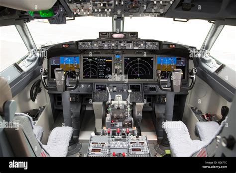 Flight deck of the new Boeing 737 Max Stock Photo - Alamy