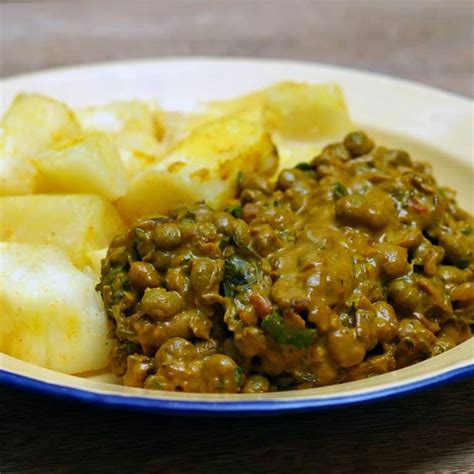 Curry Pigeon Peas with Cassava - Quarantine Cooking #WithMe