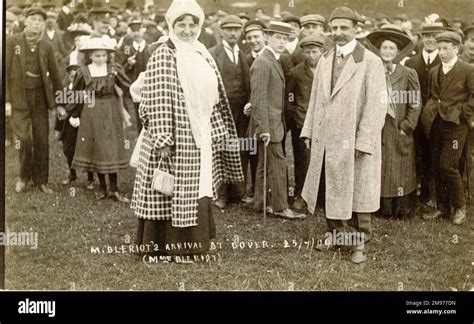 Louis Blériot and his wife after crossing the English Channel, 25 July 1909 Stock Photo - Alamy