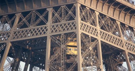 Eiffel Tower’s elevators, a lift to the top - OFFICIAL website