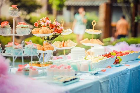 What are the types of wedding catering services?